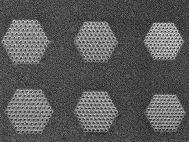 Photonic Hypercrystals